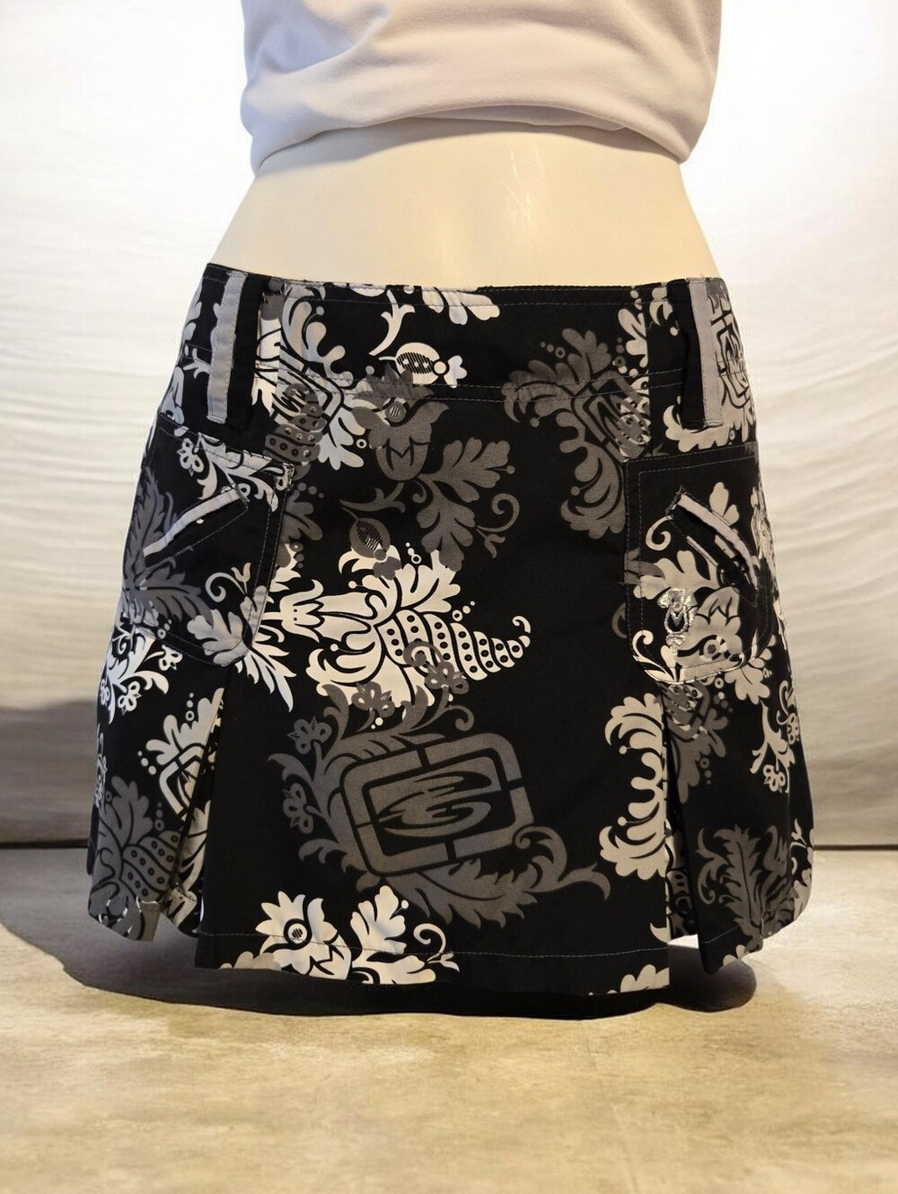 TXT Black White Floral Skort Size 7‎